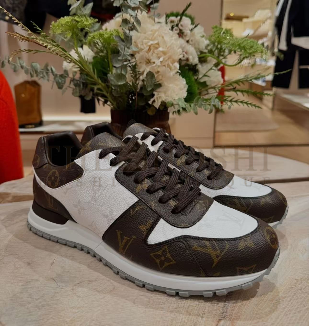 L0vis Vvtt0n LV RUN AWAY SNEAKERS Master Quality