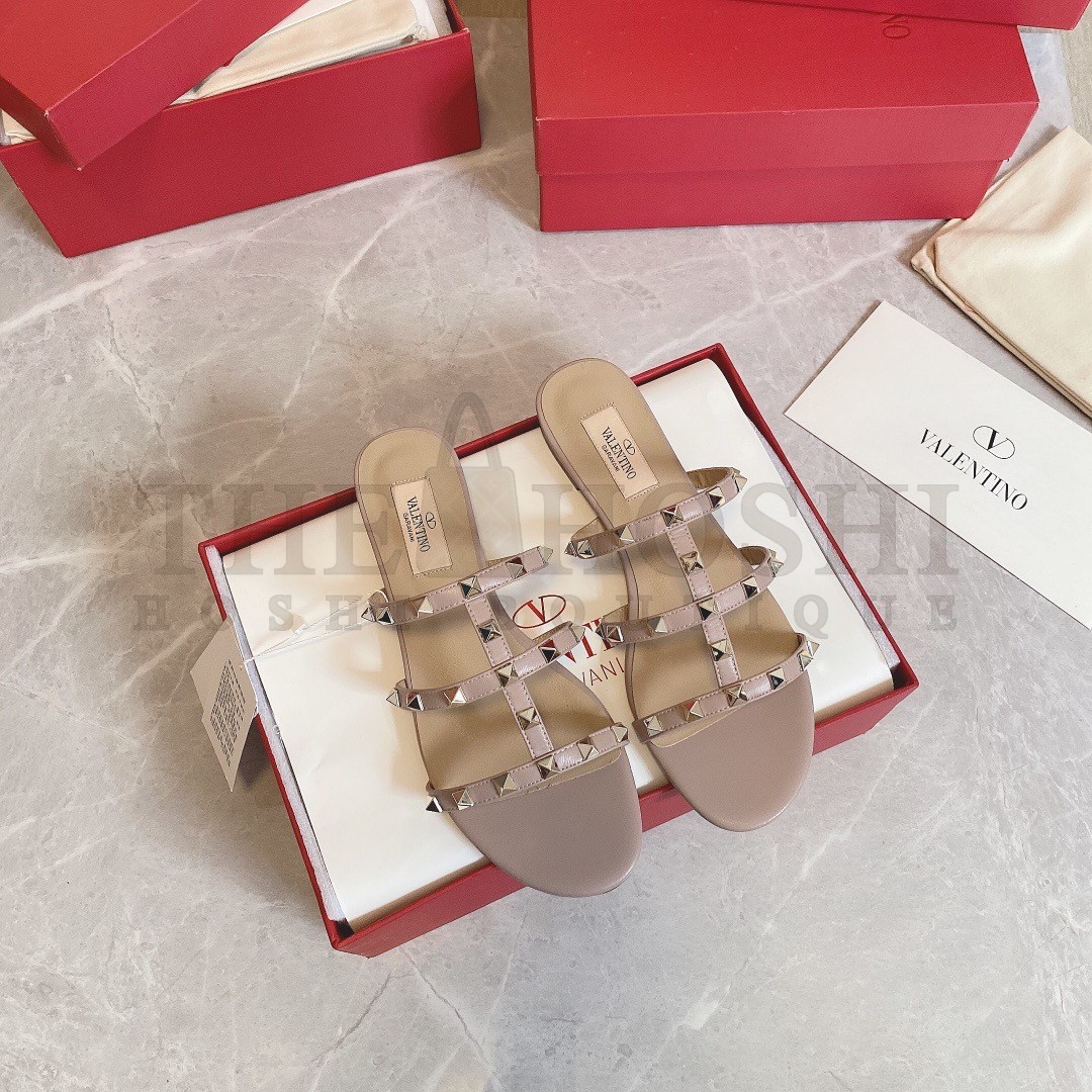 Va1e*ntin0 Garavani Rockstud Flat Sandals In Poudre Calfskin Master Quality