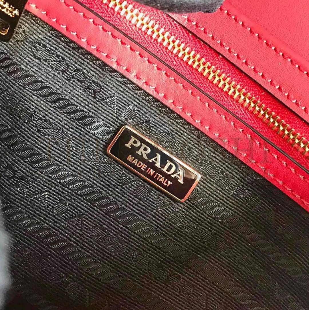 Pra*a Embleme Shoulder Bag In Red Saffiano Leather Master Quality