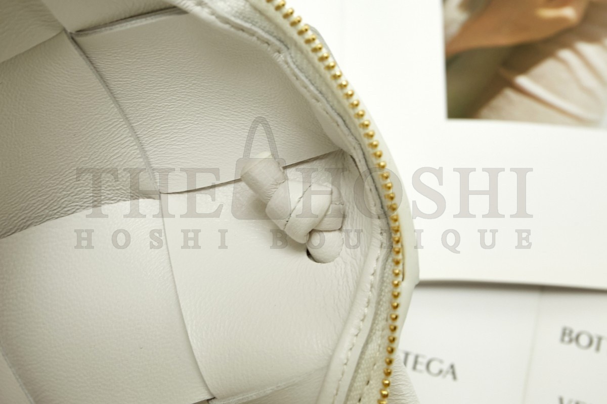 B0tt*ga Ven*ta Mini Cassette Camera Bag In White Lambskin Master Quality