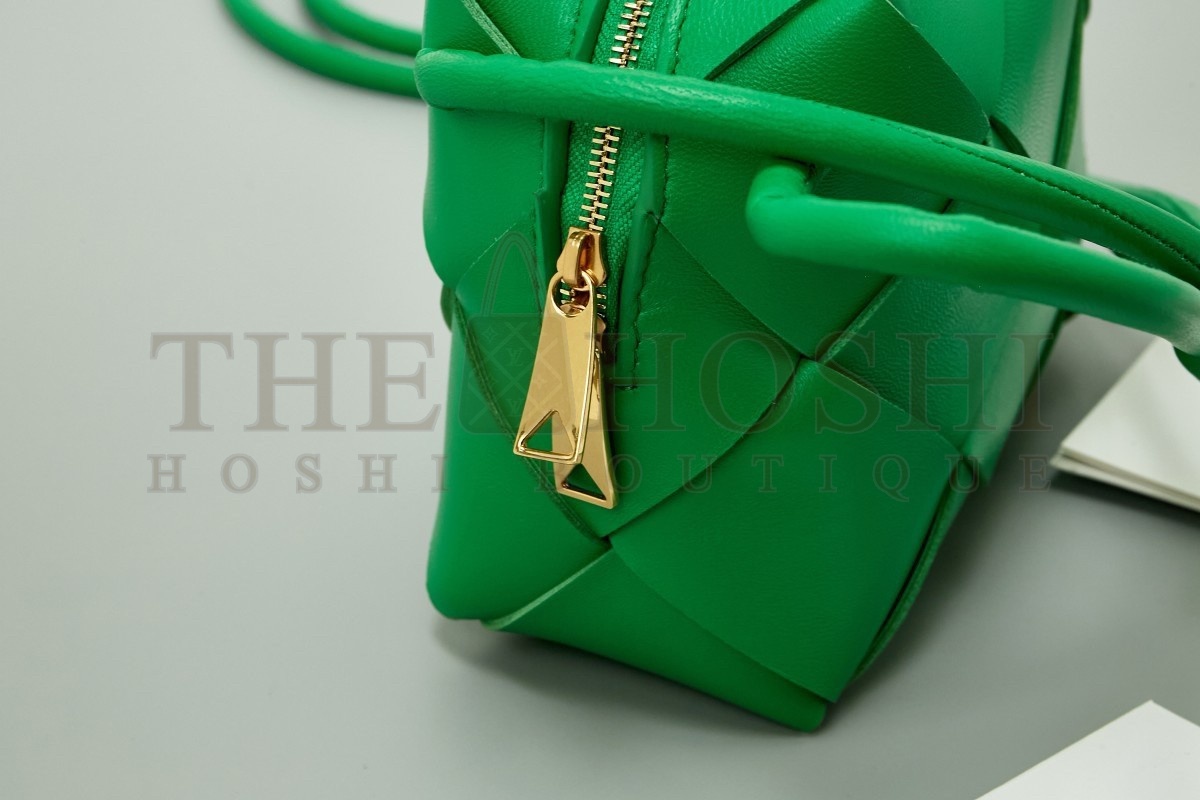 B0tt*ga Ven*ta Mini Cassette Camera Bag In Parakeet Lambskin Master Quality