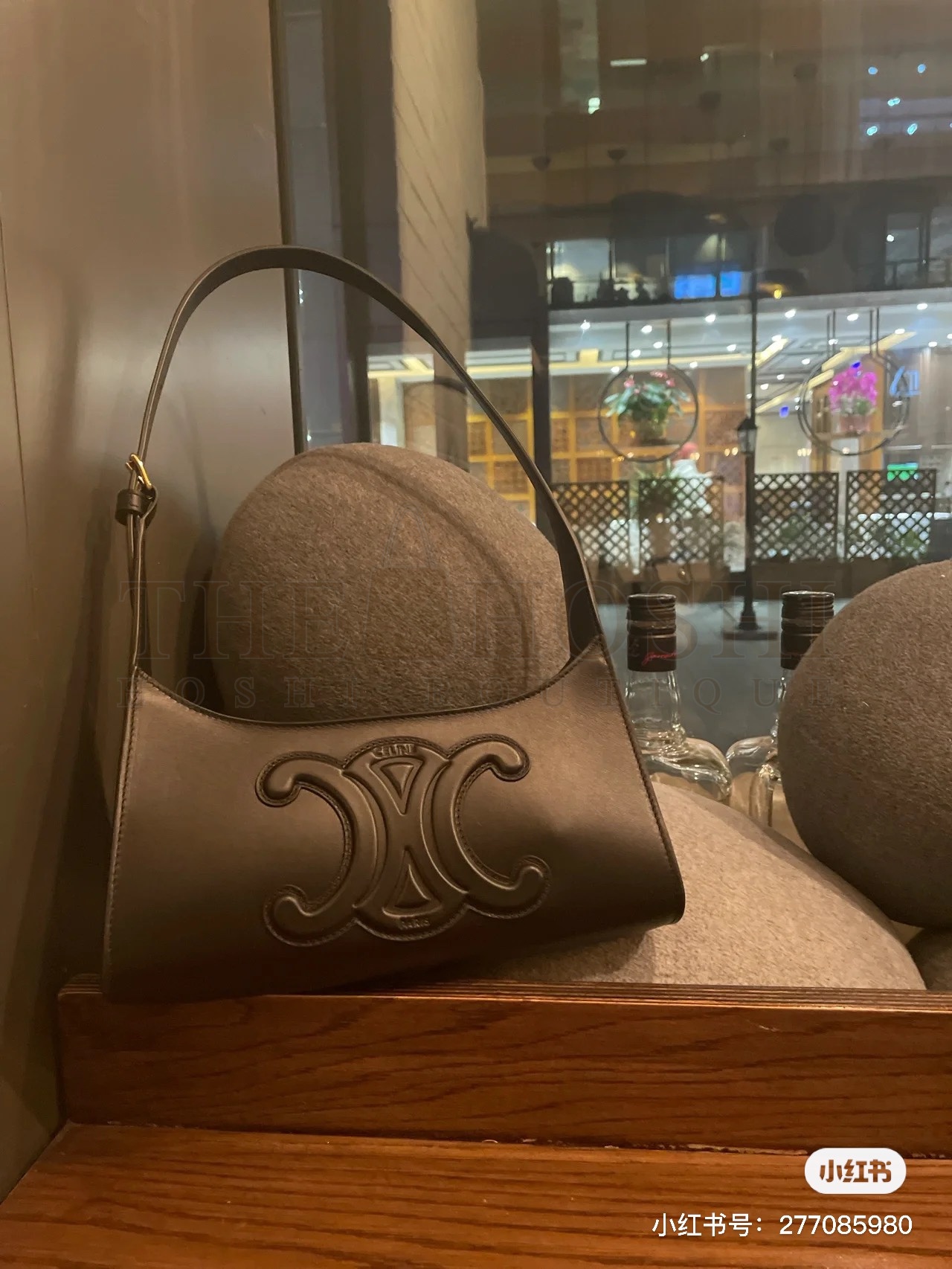 Ce1i*e Smooth Calfskin Cuir Triomphe Shoulder Bag Master Quality