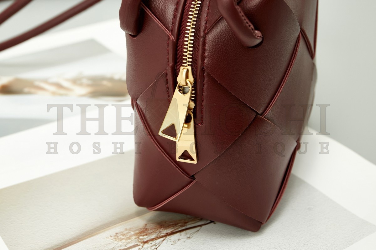 B0tt*ga Ven*ta Mini Cassette Camera Bag In Bordeaux Lambskin Master Quality