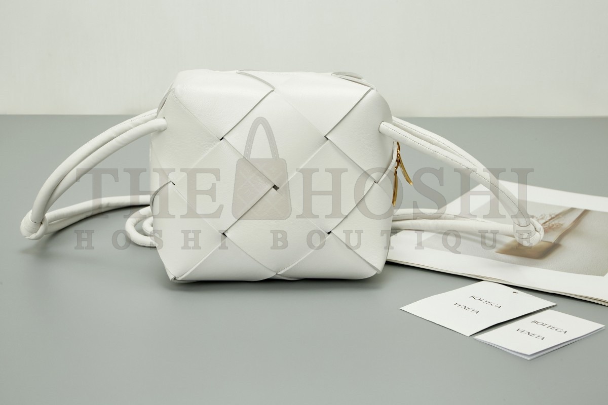 B0tt*ga Ven*ta Mini Cassette Camera Bag In White Lambskin Master Quality