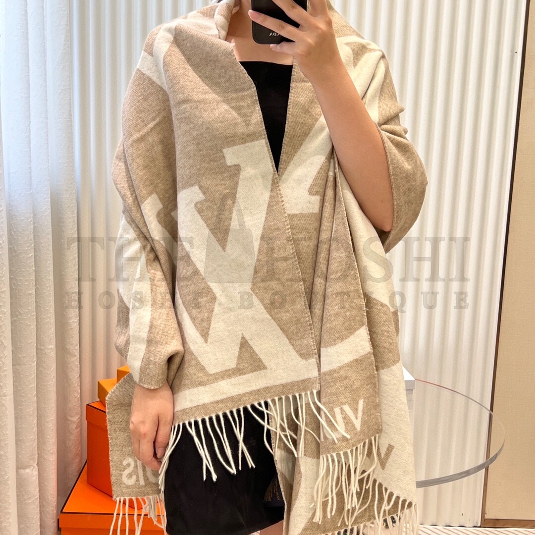 L0vis Vvtt0n LV Unisex Ultimate Shine Scarf Beige Allover Monogram Pattern Fringe Finish Master Quality