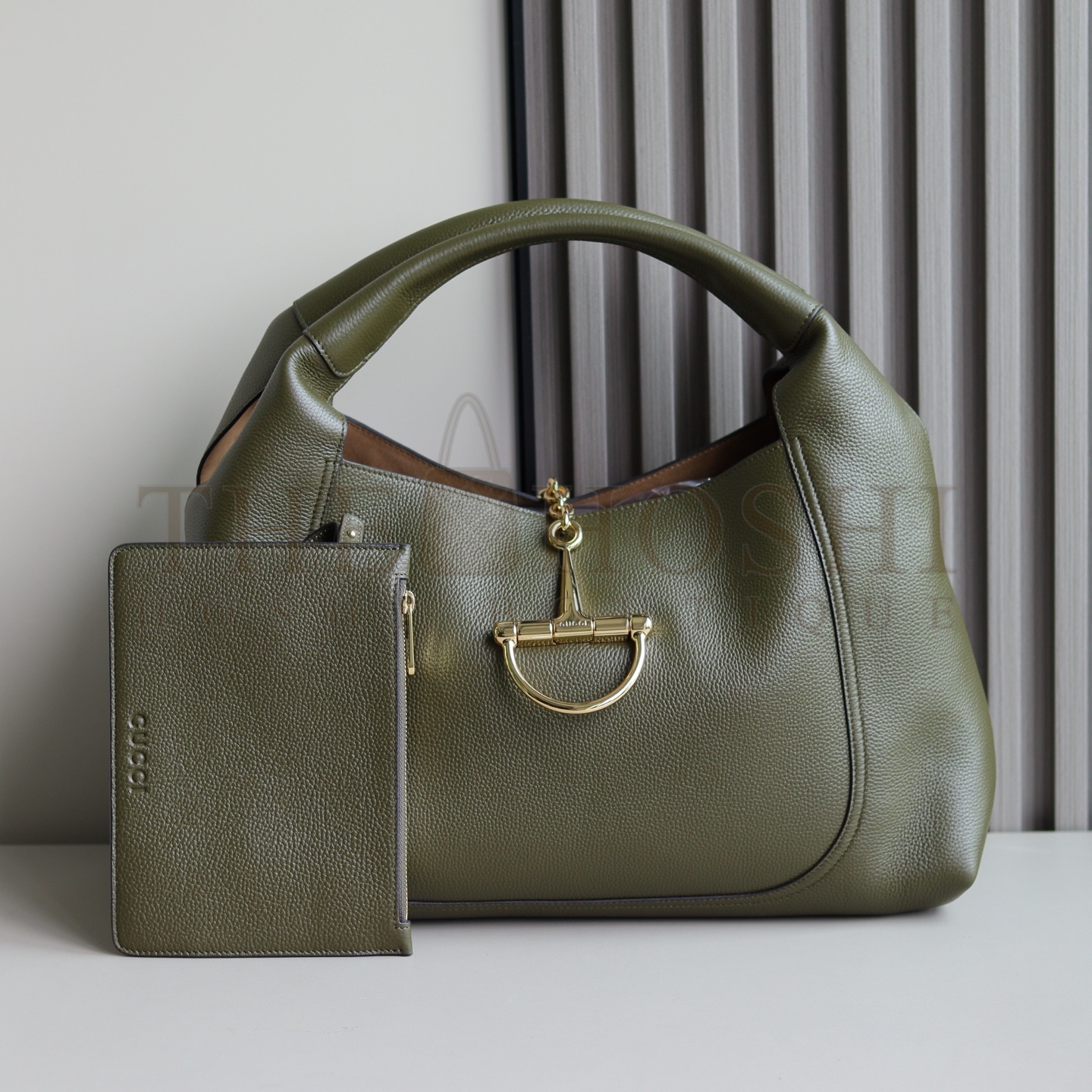 Gvc*1 Softbit Large Hobo Shoulder Bag – Green Grained Leather, Detachable Handle, Magnetic Closure, 46 x 26 x 16 cm Master Quality