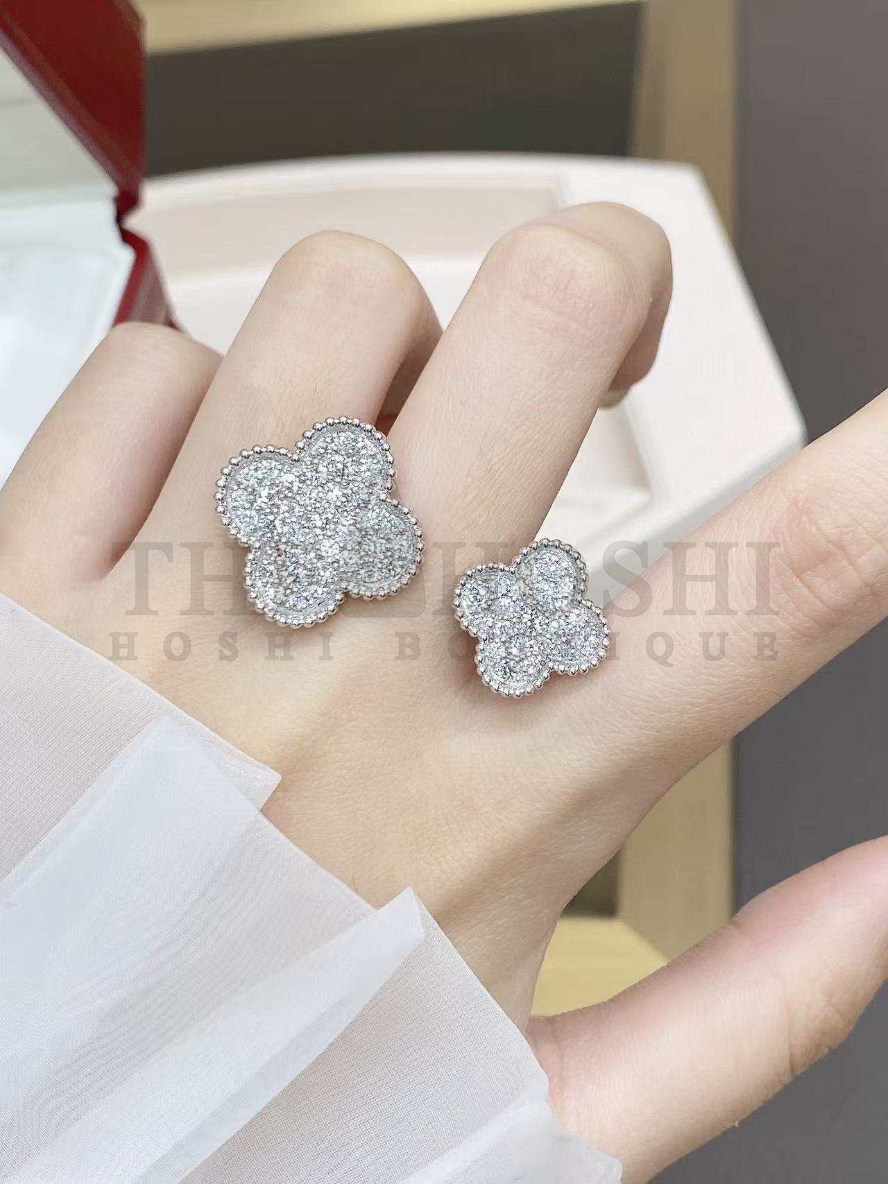 V*n Cl**f & Arpels VCA Two-Flower Alhambra Full D1am0nd Ring – 18K Gold Master Quality